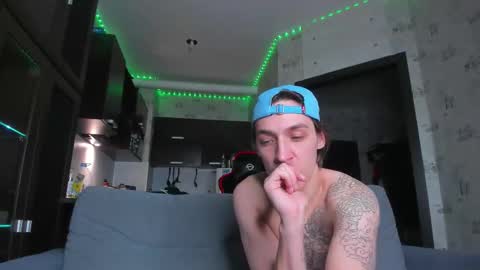 Snapshot of esthetics_boys chatting on 10, 9, 2025 LOUIS online show from 10, 9, 2025