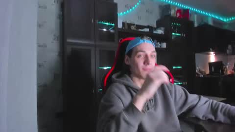 Snapshot of esthetics_boys chatting on 14, 10, 2025 LOUIS online show from 14, 10, 2025