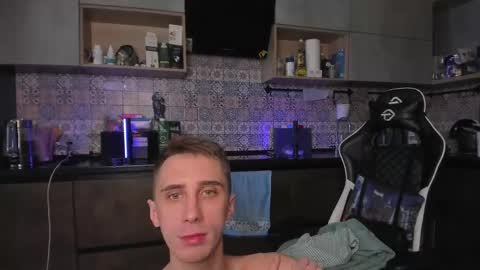 Snapshot of esthetics_boys chatting on 1, 5, 2026 LOUIS online show from 1, 5, 2026