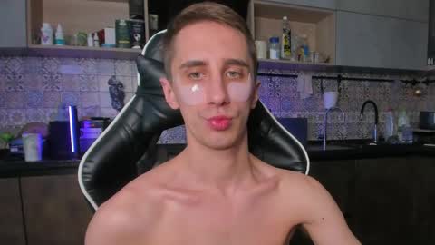 Snapshot of esthetics_boys chatting on 17, 5, 2026 LOUIS online show from 17, 5, 2026