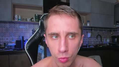 Snapshot of esthetics_boys chatting on 22, 5, 2026 LOUIS online show from 22, 5, 2026