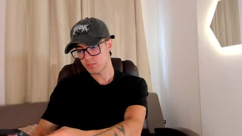 Snapshot of etham_wolf1 chatting on 17, 4, 2026 etham_wolf1 online show from 17, 4, 2026