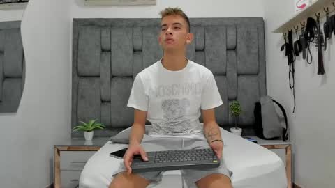 Snapshot of ethanhot_os chatting on 5, 4, 2026 ethanhot_os online show from 5, 4, 2026