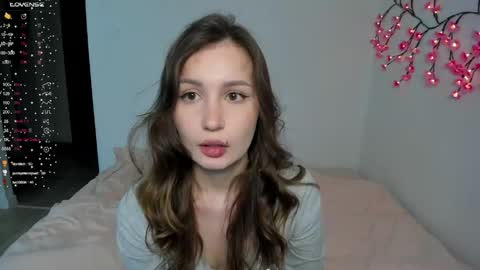 Veronica Tiia Lilith left to right online show from 16, 4, 2026