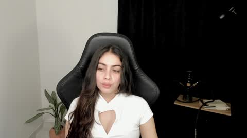 Snapshot of eva_monn chatting on 5, 1, 2025 eva_monn online show from 5, 1, 2025