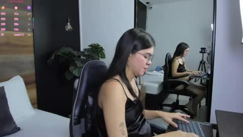 Snapshot of eva_swan_ chatting on 6, 5, 2026 E V A online show from 6, 5, 2026