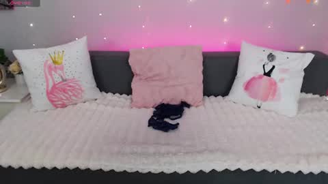 Snapshot of evarey_ chatting on 15, 6, 2026 Adelina online show from 15, 6, 2026
