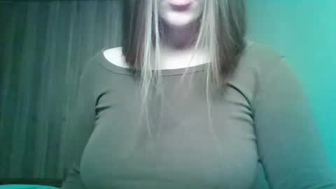 Snapshot of evasapples2026 chatting on 4, 5, 2026 evasapples2026 online show from 4, 5, 2026