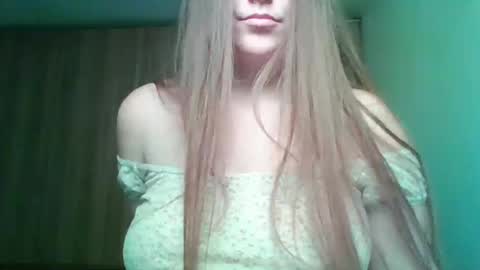Snapshot of evasapples2026 chatting on 5, 5, 2026 evasapples2026 online show from 5, 5, 2026