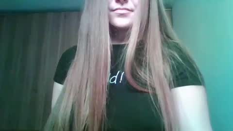 Snapshot of evasapples2026 chatting on 6, 5, 2026 evasapples2026 online show from 6, 5, 2026