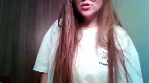 Snapshot of evasapples2026 chatting on 8, 6, 2026 evasapples2026 online show from 8, 6, 2026