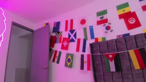 evelin__thompsson online show from 4, 7, 2026