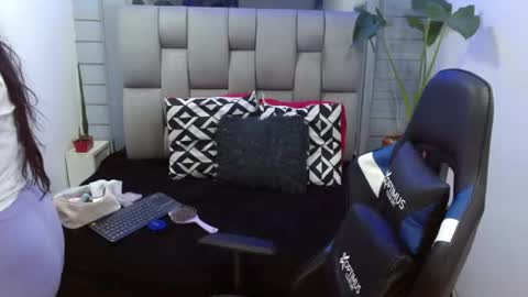 Snapshot of evelin_zaens chatting on 2, 7, 2026 evelin zaens online show from 2, 7, 2026