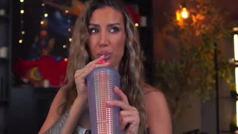 Evelyn online show from 22, 3, 2026