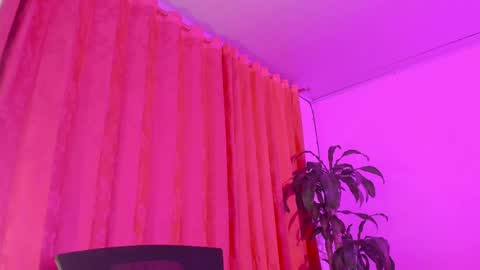 Evelyn Sandoval online show from 31, 3, 2026