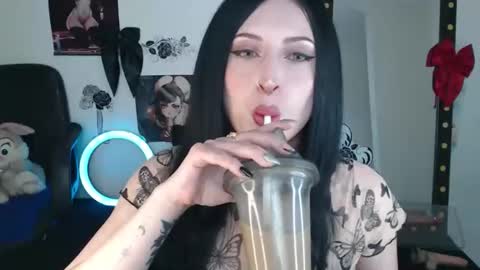 Snapshot of evelyn_sheeran chatting on 9, 4, 2026 Julieta online show from 9, 4, 2026