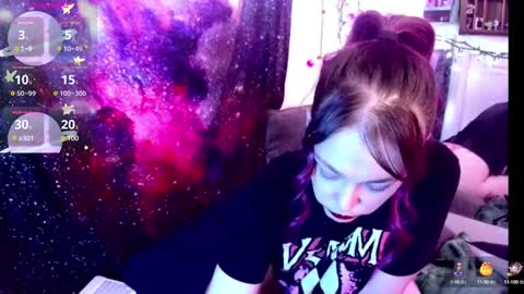 Snapshot of everlyester chatting on 2, 2, 2025 Evie online show from 2, 2, 2025