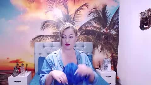 Snapshot of eviajoness chatting on 20, 11, 2025 Evia online show from 20, 11, 2025