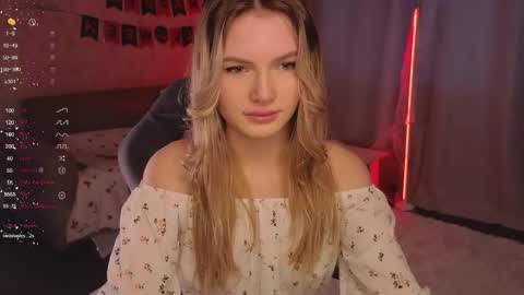 Snapshot of evilyn_next_door chatting on 31, 10, 2025 Evelyn online show from 31, 10, 2025