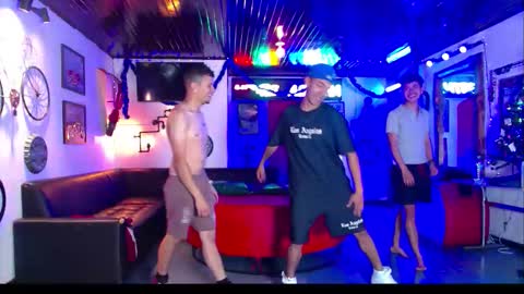 extrangers online show from 5, 1, 2026