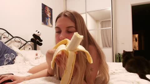 Snapshot of eziliz chatting on 5, 4, 2026 call me Princess online show from 5, 4, 2026