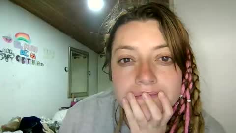 Snapshot of ezlngirl chatting on 27, 10, 2025 Aimee online show from 27, 10, 2025