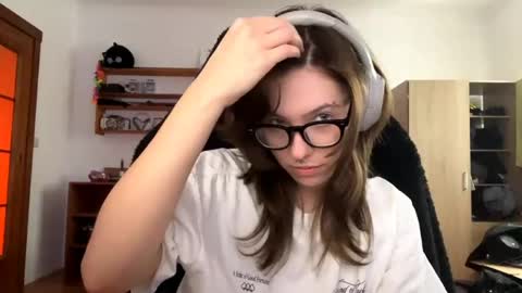 Snapshot of faintpeach chatting on 17, 4, 2026 Loly online show from 17, 4, 2026