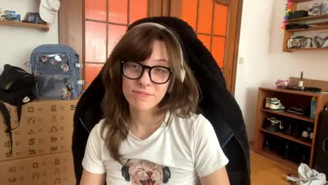 Snapshot of faintpeach chatting on 19, 4, 2026 Loly online show from 19, 4, 2026