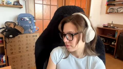 Snapshot of faintpeach chatting on 22, 4, 2026 Loly online show from 22, 4, 2026