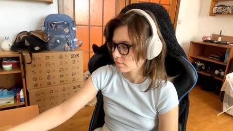 Snapshot of faintpeach chatting on 25, 4, 2026 Loly online show from 25, 4, 2026