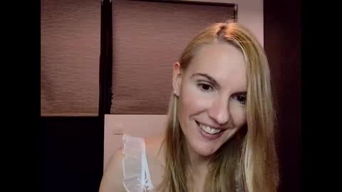 Snapshot of fanny_posy chatting on 4, 1, 2025 Fanny online show from 4, 1, 2025