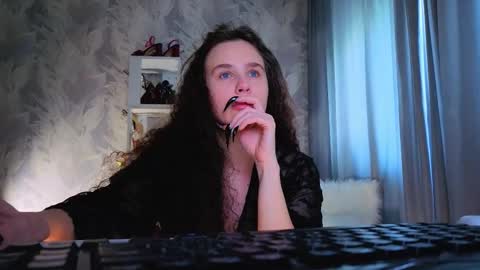 Snapshot of feet_heelss chatting on 21, 10, 2025 Kris online show from 21, 10, 2025