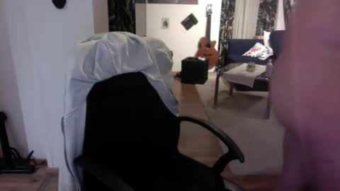 Snapshot of feetkissboy chatting on 7, 11, 2025 feetkissboy online show from 7, 11, 2025