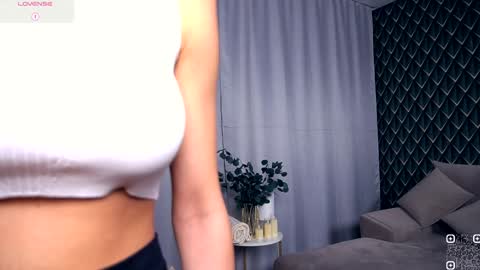 Snapshot of felissiany chatting on 10, 11, 2025 Hello im Nova online show from 10, 11, 2025