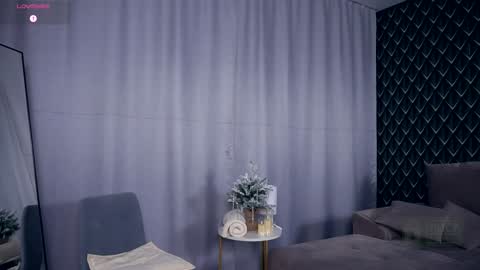 Snapshot of felissiany chatting on 17, 12, 2025 Hello im Nova online show from 17, 12, 2025