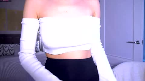 Snapshot of felissiany chatting on 17, 5, 2026 Hello im Nova online show from 17, 5, 2026