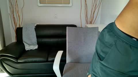 Snapshot of finch93 chatting on 5, 10, 2025 Nick online show from 5, 10, 2025