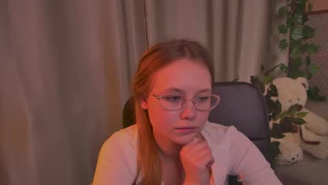 Snapshot of floralarsson chatting on 5, 6, 2026 hey there guys im Flora no not the one from WInx. But I love magical stuff and especially I love nature. I dont know I thin online show from 5, 6, 2026