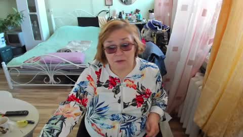 Snapshot of flowerlover8 chatting on 2, 4, 2026 Flowerlower online show from 2, 4, 2026