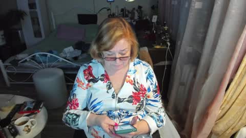 Snapshot of flowerlover8 chatting on 6, 4, 2026 Flowerlower online show from 6, 4, 2026