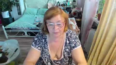 Snapshot of flowerlover8 chatting on 9, 6, 2026 Flowerlower online show from 9, 6, 2026