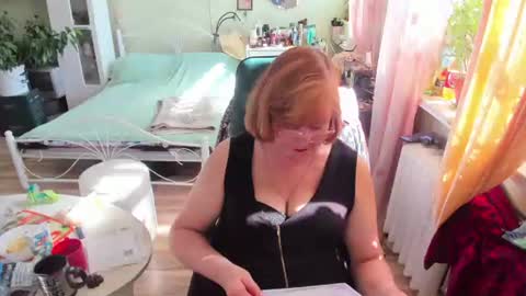 Snapshot of flowerlover8 chatting on 19, 6, 2026 Flowerlower online show from 19, 6, 2026