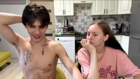 flowerscouple online show from 6, 4, 2026