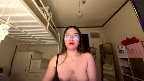 Snapshot of foxieeealona chatting on 14, 5, 2026 Alicia Baby online show from 14, 5, 2026