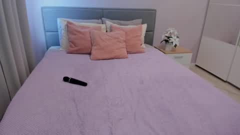 Nikadont forgot give me thumbs up online show from 18, 2, 2025