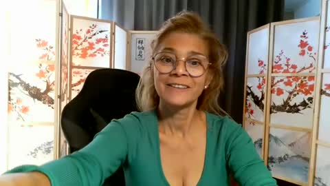 Snapshot of francelune chatting on 6, 7, 2026 francelune online show from 6, 7, 2026