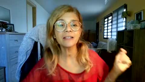 Snapshot of francelune chatting on 1, 8, 2026 francelune online show from 1, 8, 2026