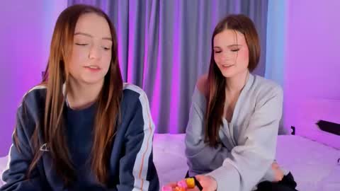 Snapshot of francessmason chatting on 3, 2, 2026 Marybrown eye Katy gray eye online show from 3, 2, 2026