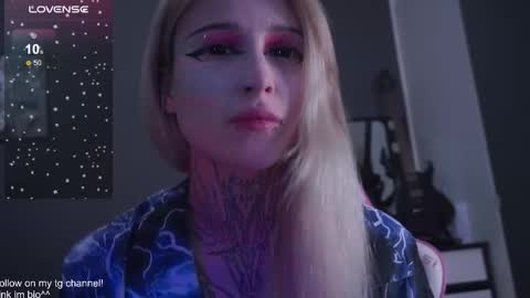 Snapshot of fraulein_mooon chatting on 18, 11, 2025 Asya UwU online show from 18, 11, 2025