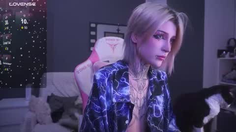 Snapshot of fraulein_mooon chatting on 6, 2, 2026 Asya UwU online show from 6, 2, 2026